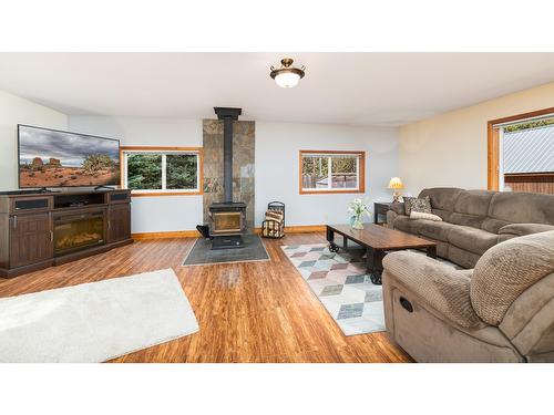 7470 Highway 3, Kitchener, BC - Indoor Photo Showing Living Room With Fireplace