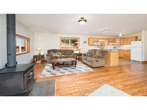 7470 Highway 3, Kitchener, BC - Indoor Photo Showing Living Room