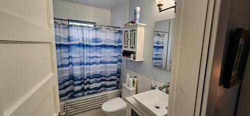 7267 8Th Street, Grand Forks, BC - Indoor Photo Showing Bathroom