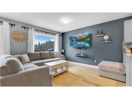 21 - 989 Swansea View Road, Windermere, BC - Indoor Photo Showing Living Room