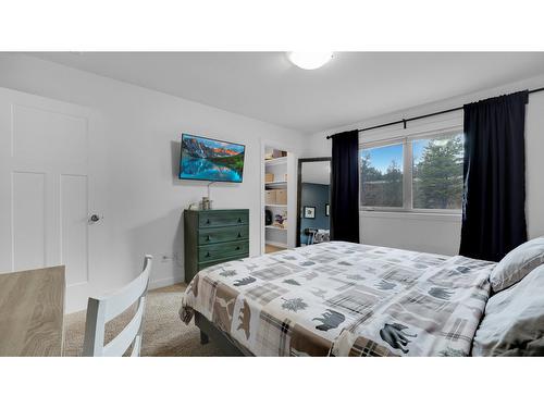 21 - 989 Swansea View Road, Windermere, BC - Indoor Photo Showing Bedroom