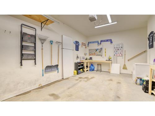 21 - 989 Swansea View Road, Windermere, BC - Indoor Photo Showing Garage
