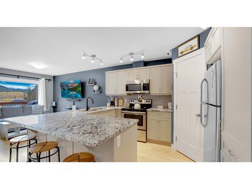 21 - 989 Swansea View Road, Windermere, BC - Indoor Photo Showing Kitchen With Upgraded Kitchen