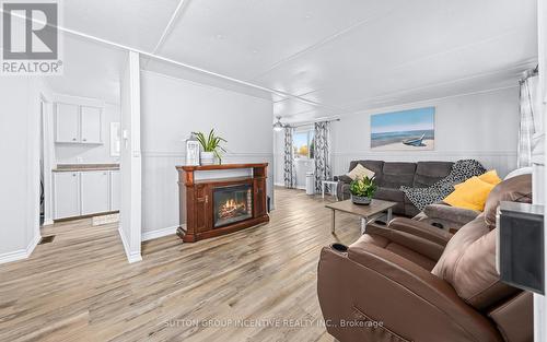 20 Weeping Willow Dr, Innisfil, ON - Indoor Photo Showing Living Room With Fireplace