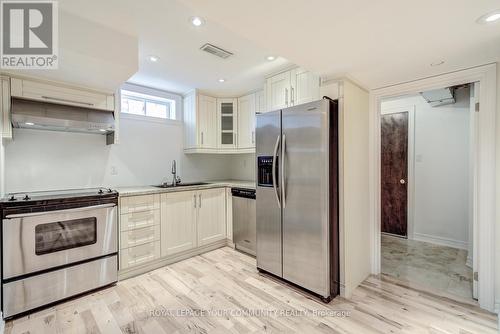 230 Humberland Dr, Richmond Hill, ON - Indoor Photo Showing Kitchen With Stainless Steel Kitchen