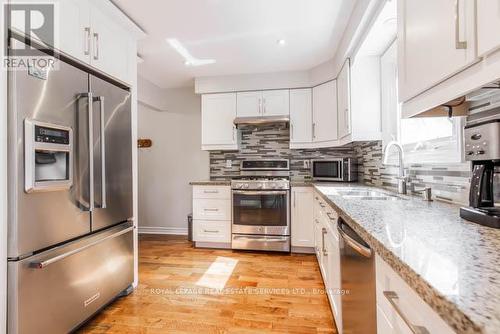 6487 Meltzer Mews, Mississauga, ON - Indoor Photo Showing Kitchen With Upgraded Kitchen