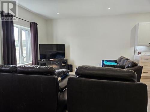 137 Witch Hazel Drive, Whitehorse, YT - Indoor Photo Showing Living Room