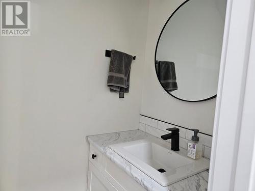 137 Witch Hazel Drive, Whitehorse, YT - Indoor Photo Showing Bathroom