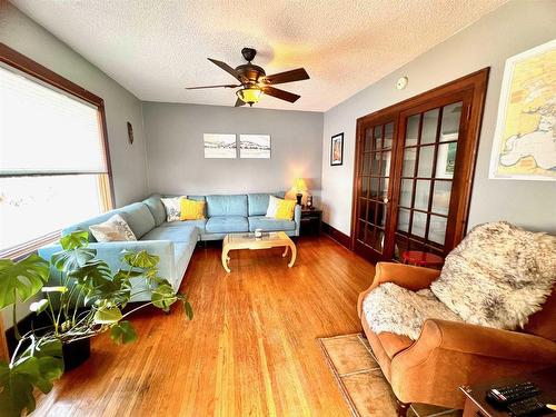 500 Sixth Street S, Kenora, ON - Indoor Photo Showing Living Room