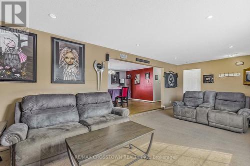 22 Shamrock Cres, Essa, ON - Indoor Photo Showing Living Room
