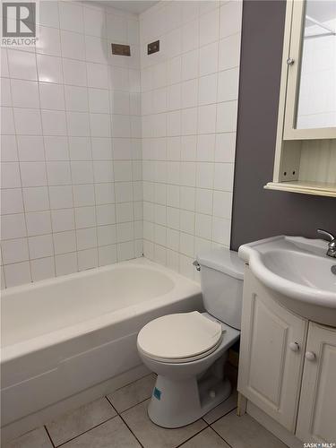 2 208 Lindsay Place, Saskatoon, SK - Indoor Photo Showing Bathroom