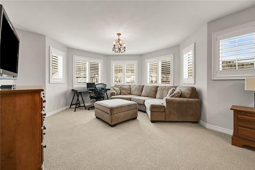 2 Hewitt Drive, Grimsby, ON - Indoor Photo Showing Living Room