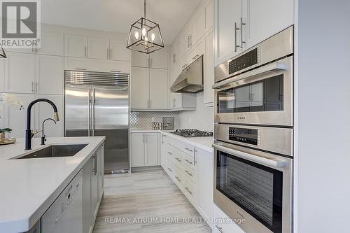 19 Seager Street, Richmond Hill, ON - Indoor Photo Showing Kitchen With Upgraded Kitchen