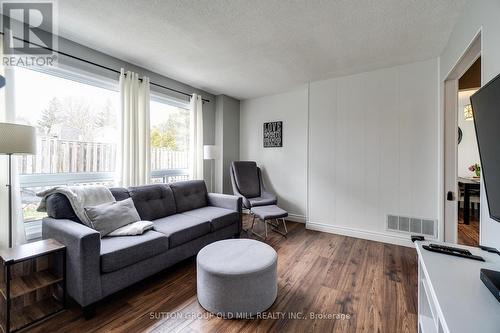 3 Hillbank Tr, Brampton, ON - Indoor Photo Showing Living Room
