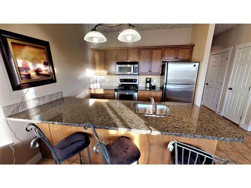 415 Q - 400 Bighorn Boulevard, Radium Hot Springs, BC - Indoor Photo Showing Kitchen With Stainless Steel Kitchen With Double Sink With Upgraded Kitchen