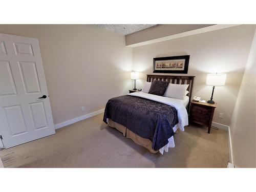 415 Q - 400 Bighorn Boulevard, Radium Hot Springs, BC - Indoor Photo Showing Bedroom