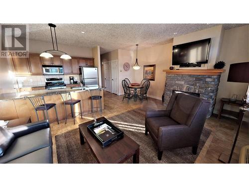 400 Bighorn Boulevard Unit# 415 Q, Radium Hot Springs, BC - Indoor Photo Showing Living Room With Fireplace