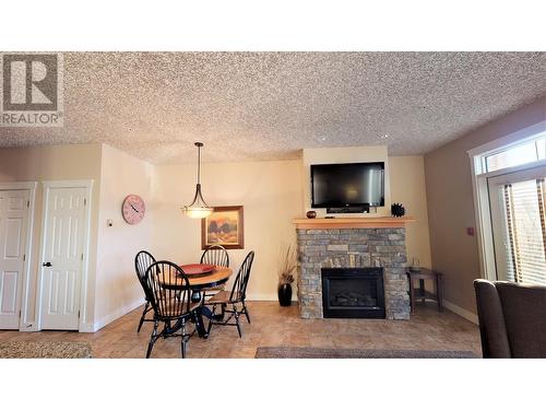 400 Bighorn Boulevard Unit# 415 Q, Radium Hot Springs, BC - Indoor Photo Showing Living Room With Fireplace