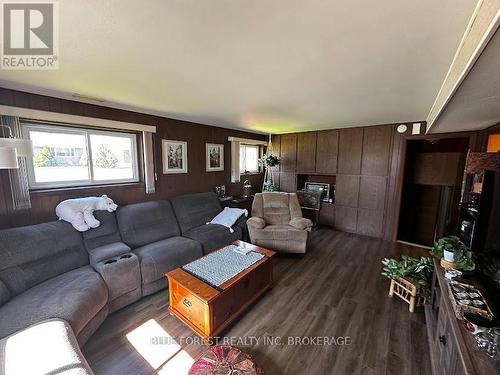 49 Simonton Dr, Chatham-Kent, ON - Indoor Photo Showing Living Room