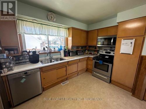 49 Simonton Dr, Chatham-Kent, ON - Indoor Photo Showing Kitchen With Double Sink