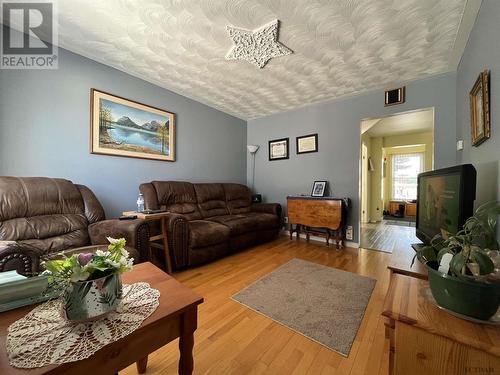 682-684 Euclid Ave, Black River-Matheson, ON - Indoor Photo Showing Living Room