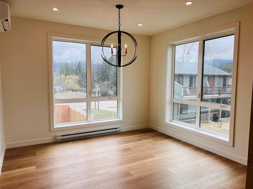 303 - 514 14Th Street, Invermere, BC - Indoor Photo Showing Kitchen With Upgraded Kitchen