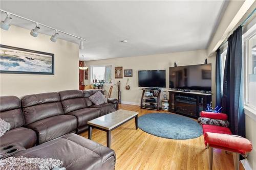 31 Bluebell Avenue, Winnipeg, MB - Indoor Photo Showing Living Room