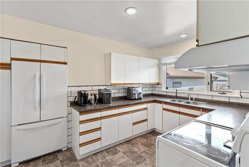31 Bluebell Avenue, Winnipeg, MB - Indoor Photo Showing Kitchen With Double Sink