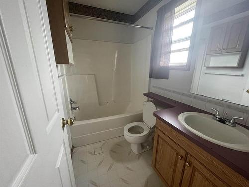 422 Stephenson Road, Dryden, ON - Indoor Photo Showing Bathroom