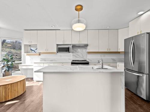 445 Dufferin Terrace, Kamloops, BC - Indoor Photo Showing Kitchen With Double Sink
