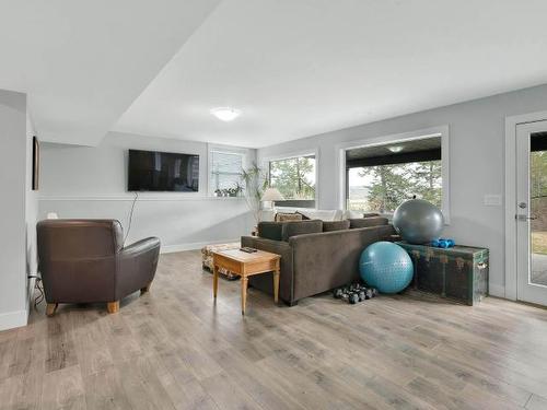 2695 Telford Drive, Kamloops, BC - Indoor Photo Showing Living Room
