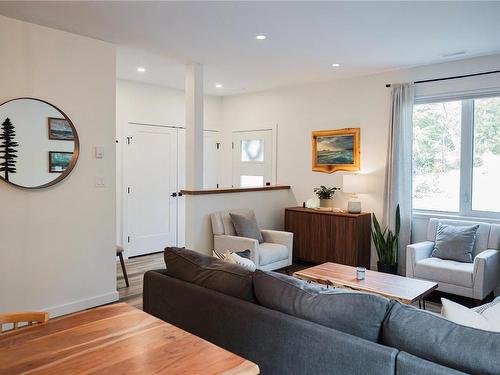 770 Rainforest Dr, Ucluelet, BC - Indoor Photo Showing Living Room