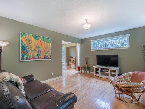 1421 Algonkin Rd, Duncan, BC - Indoor Photo Showing Living Room