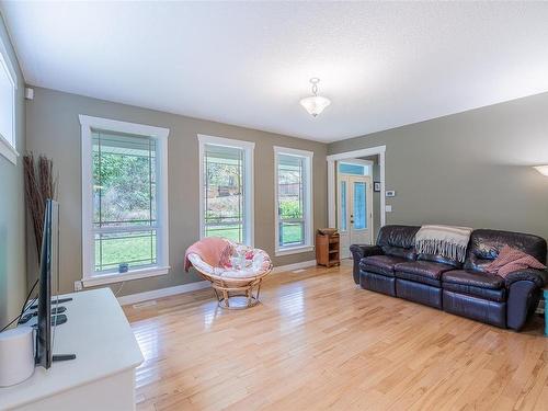 1421 Algonkin Rd, Duncan, BC - Indoor Photo Showing Living Room