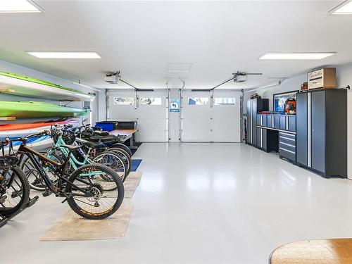 1109 Eaglecrest Dr, Qualicum Beach, BC - Indoor Photo Showing Garage