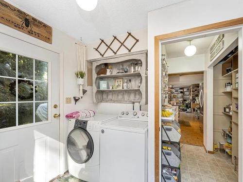 593 Scollard Rd, Mill Bay, BC - Indoor Photo Showing Laundry Room