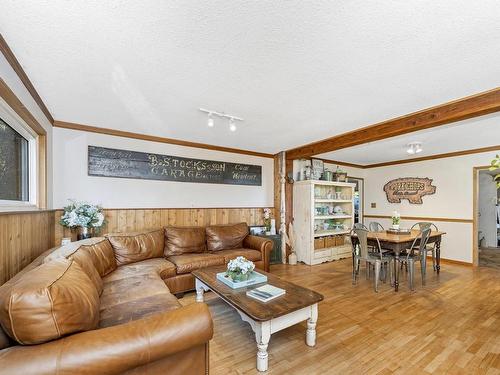 593 Scollard Rd, Mill Bay, BC - Indoor Photo Showing Living Room