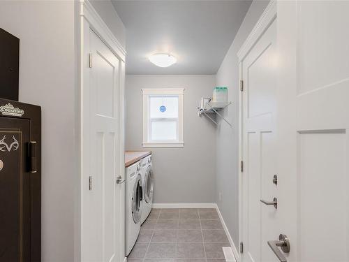 5900 Stonehaven Dr, Duncan, BC - Indoor Photo Showing Laundry Room