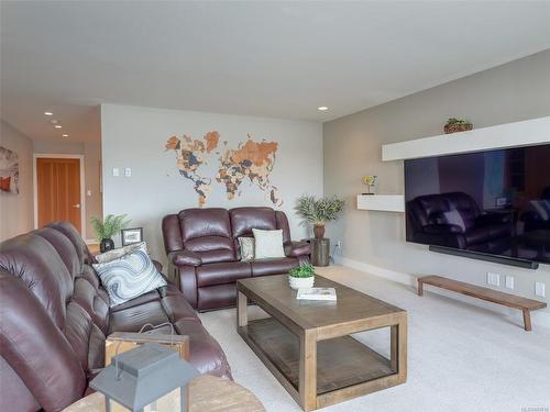 9969 Third St, Sidney, BC - Indoor Photo Showing Living Room