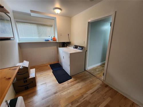 925 Haida Ave, Port Alice, BC - Indoor Photo Showing Laundry Room