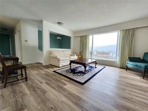 925 Haida Ave, Port Alice, BC - Indoor Photo Showing Living Room