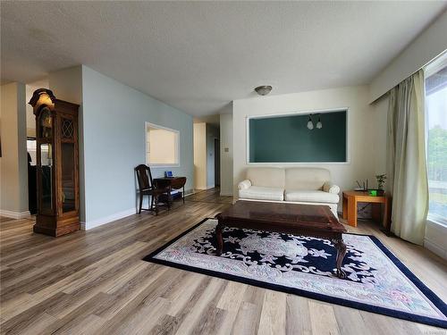 925 Haida Ave, Port Alice, BC - Indoor Photo Showing Living Room