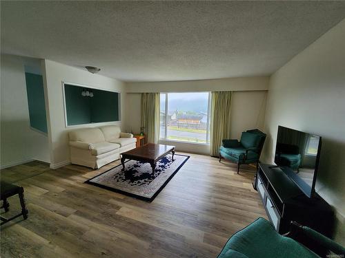 925 Haida Ave, Port Alice, BC - Indoor Photo Showing Living Room