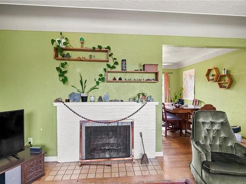 977 Lovat Ave, Saanich, BC - Indoor With Fireplace