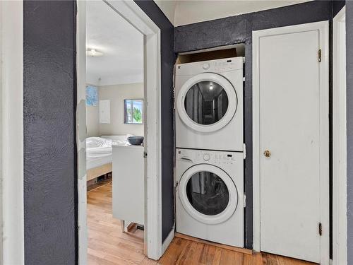 977 Lovat Ave, Saanich, BC - Indoor Photo Showing Laundry Room