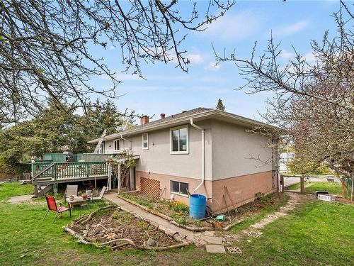 977 Lovat Ave, Saanich, BC - Outdoor