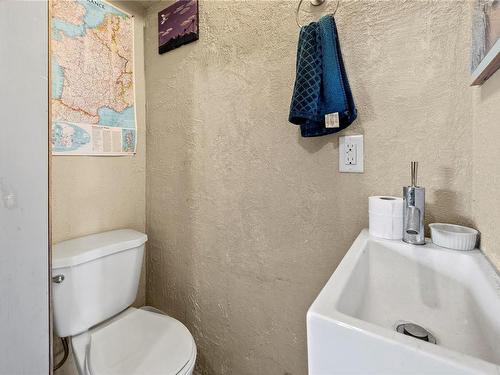 977 Lovat Ave, Saanich, BC - Indoor Photo Showing Bathroom
