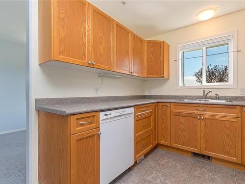 23-1015 Trunk Rd, Duncan, BC - Indoor Photo Showing Kitchen With Double Sink