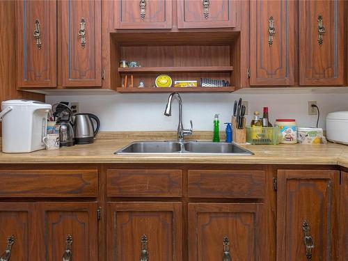 209-1020 Esquimalt Rd, Esquimalt, BC - Indoor Photo Showing Kitchen With Double Sink