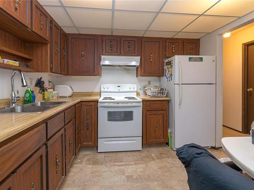 209-1020 Esquimalt Rd, Esquimalt, BC - Indoor Photo Showing Kitchen With Double Sink